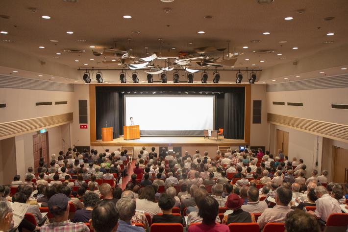 講演会には多くの人が集まりました