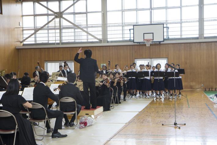 地元の中学校との共演