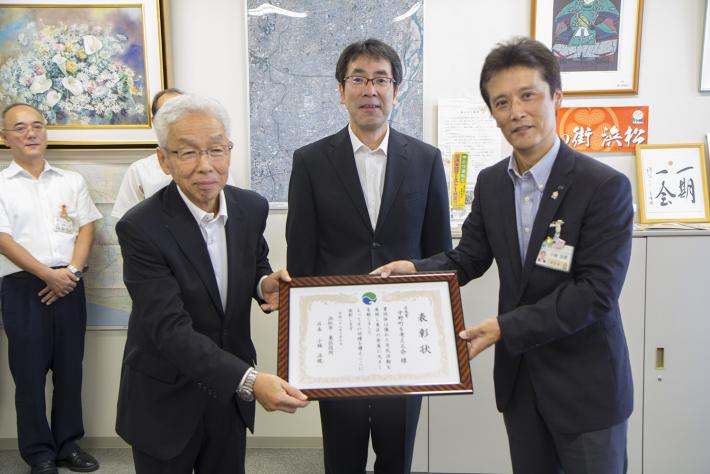 左から中野町を考える会の河村さん・堀内さん、東区長