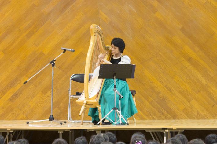 アイリッシュハープを演奏する北村さん