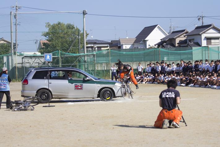 自動車と自転車の衝突事故の再現