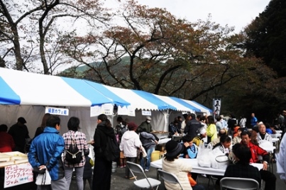 物産展を楽しむ来場者たち