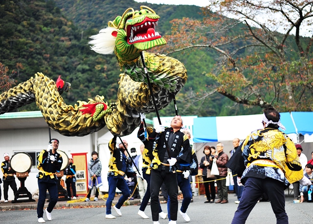 会員たちによる「竜神の舞」