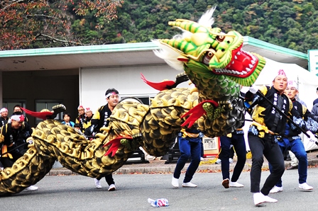 竜神を操る保存会の会員たち