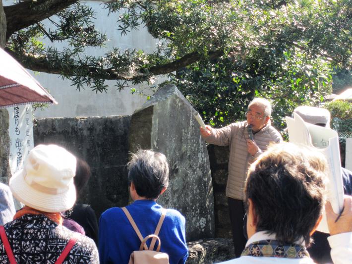 句碑について解説を交えた紹介がありました（岩水寺）