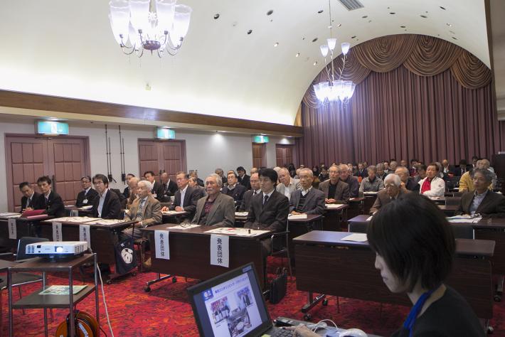 会場に集まった人々