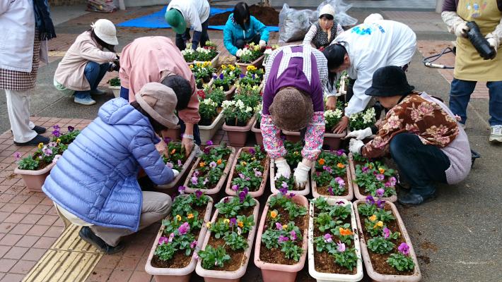 今回も花の会の方にご協力いただきました