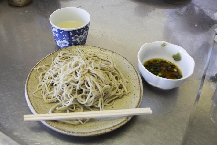 コシが強いそばを、そば湯とともにいただきました