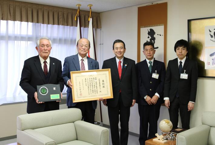 8日(水曜日)には、市長へ報告をしました