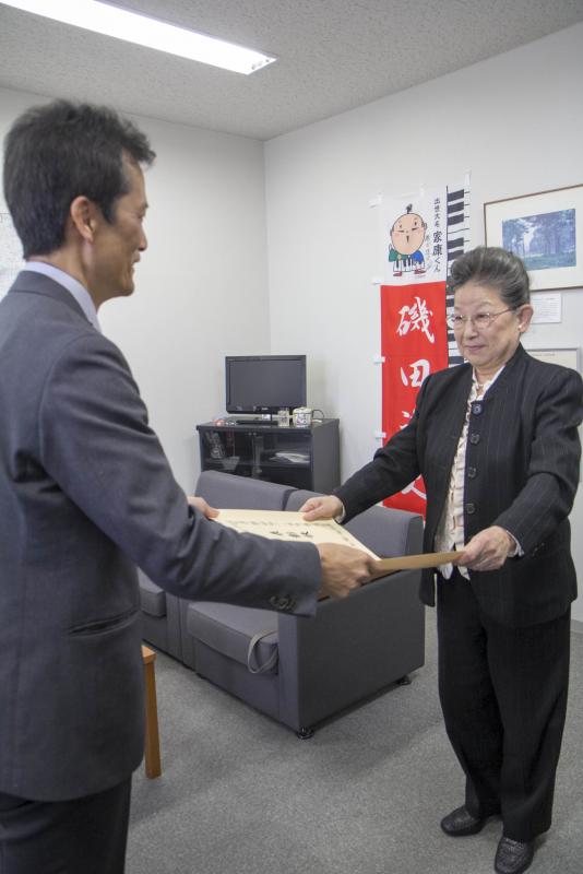 東区長から表彰状の伝達を受ける鈴木さん