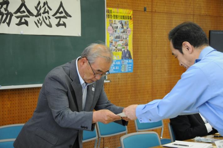 委嘱状を受け取る鈴木守彦さんの画像