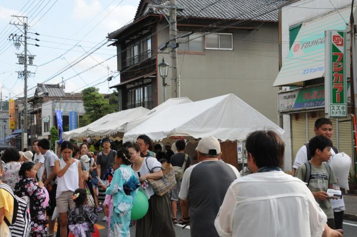 フェスタ天竜でにぎわうクローバー通り商店街