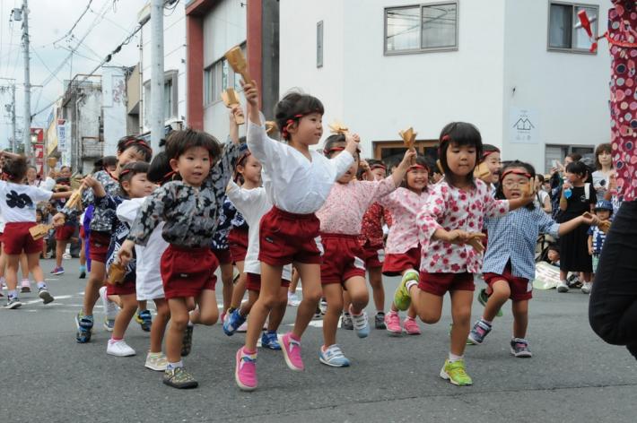 元気によさこいソーランを踊る園児たち