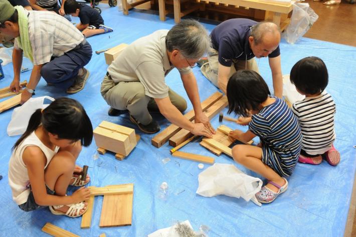 金槌を使って灯籠の土台を作る子供たちの画像