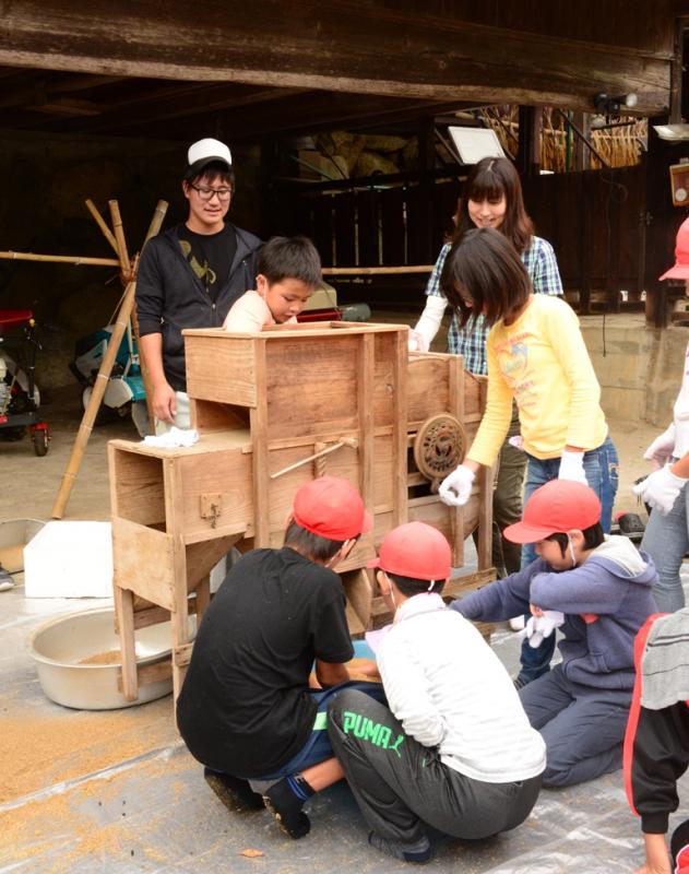 唐箕を使って、選別をする子供たち