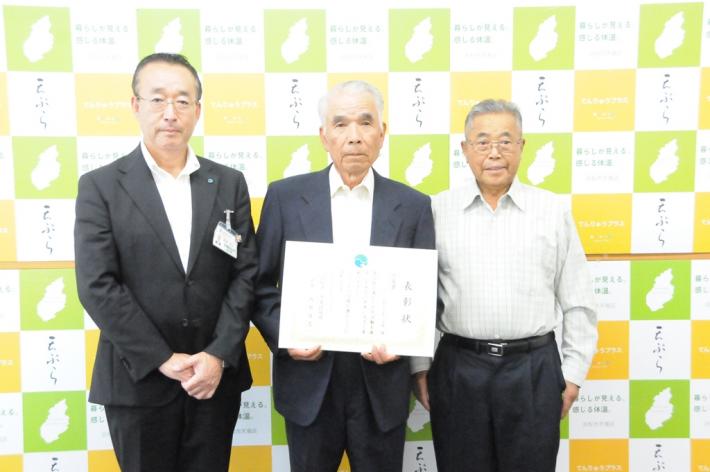 岡部天竜区長と記念写真を撮るみさくぼ野菜を育てる会の皆さん