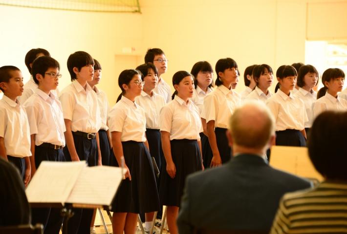 ヤイトラーさんへお礼の合唱を披露する中学生たち