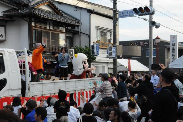 餅を投げる出世法師直虎ちゃんの様子