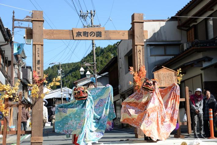 開会式で舞う神楽舞の画像