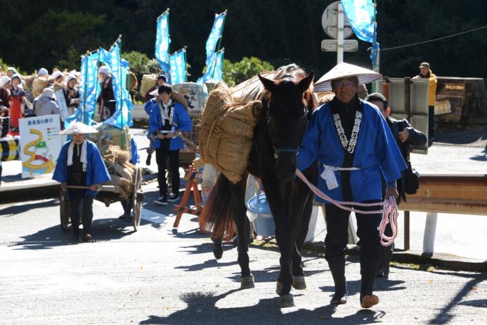 浜背負い祭りの様子