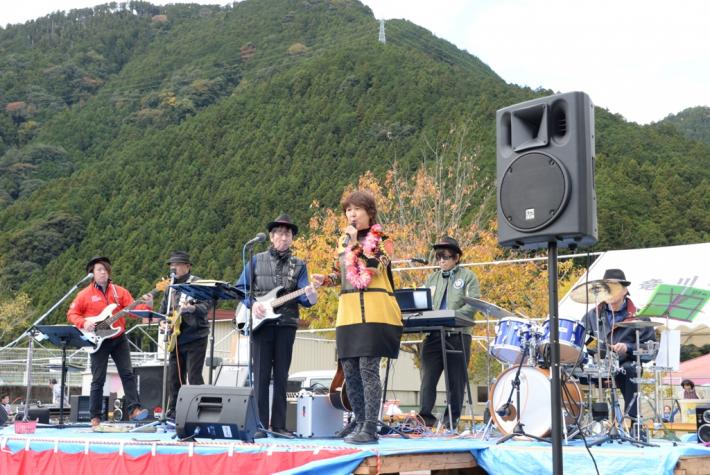 バンドの演奏
