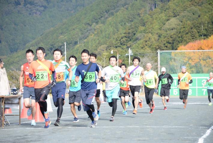 船明ダムのほとりで風を切って走るランナーたち