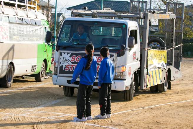 内輪差の巻き込み事故を間近で見学する生徒