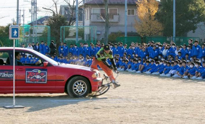 【生徒の目の前で事故を再現するスタントマン】