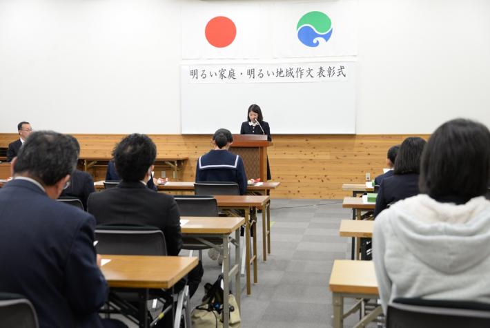 受賞作品を朗読する渡邊さん