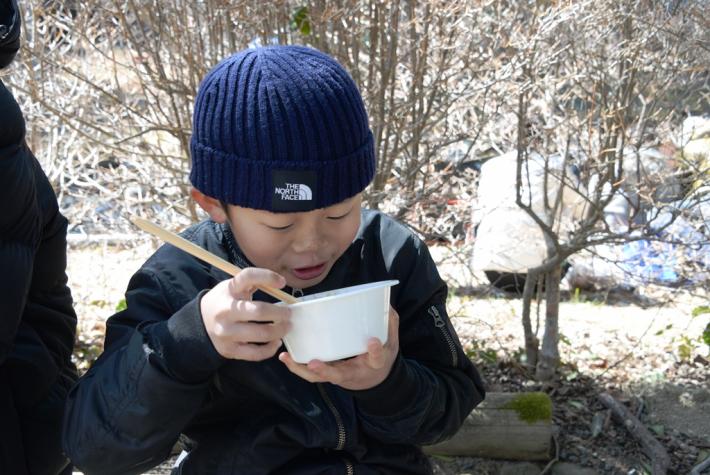 しし鍋をおいしそうに食べる男の子