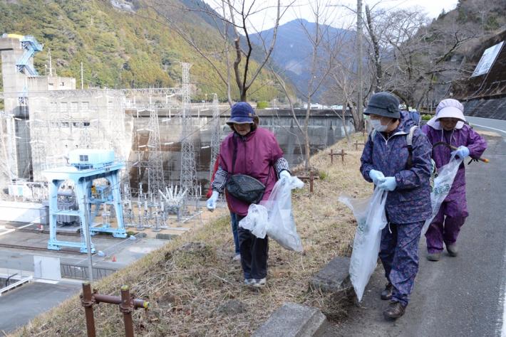 ゴミが落ちていないか注意しながら歩く参加者たち