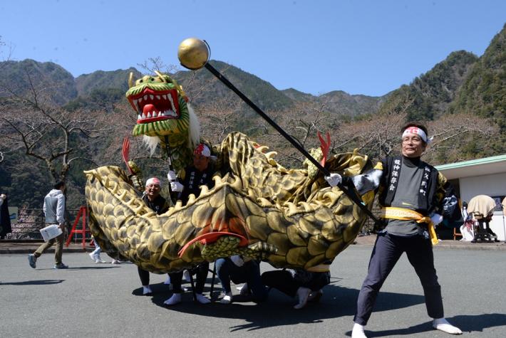 大きな竜神が勇壮に舞いました