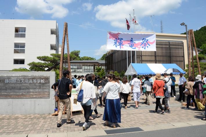 開始とともに入場する多くの来場者