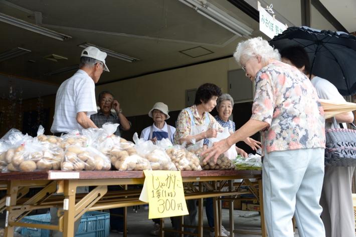 水窪じゃがたを買う人々