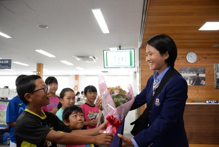 子どもたちから花束贈呈