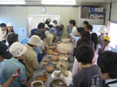  写真：出土品展示の様子