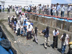 写真： 施設見学の様子