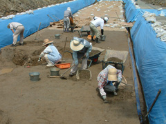  写真：上新屋遺跡発掘の様子