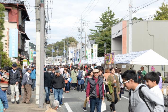 にぎわうクローバー通り商店街