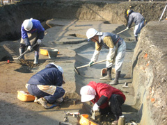 小川の南淵での調査風景