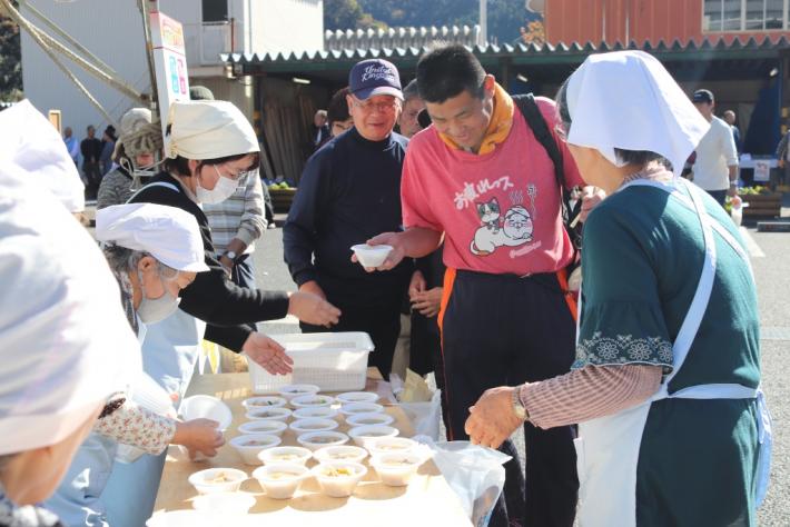 春野の味覚がつまった鍋の無料配布