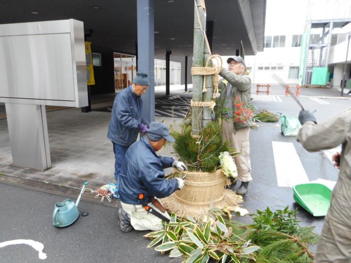 丁寧に設置作業を進める協議会の皆さん