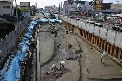 写真：宮竹野際遺跡での遺構掘削作業