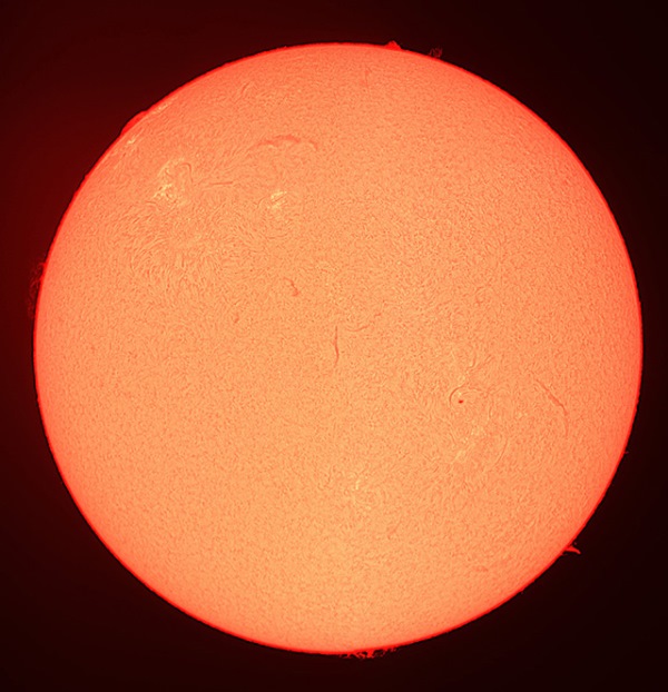専用望遠鏡で撮影した太陽