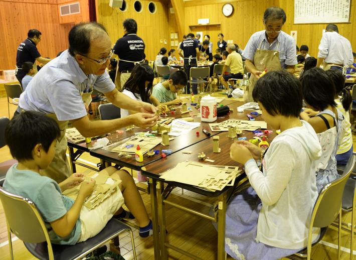 アシモ作りに夢中な子供たち