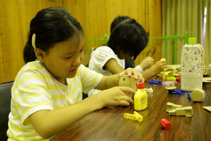 作業が佳境に入ると子どもたちも集中した表情に。