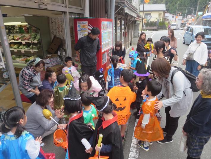 商店街をパレードする子供たち