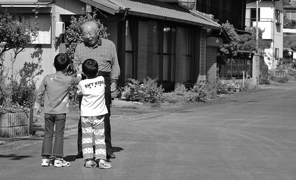 高齢者と子どもの交流