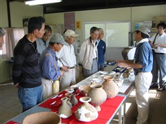 展示の説明を聞く来場者