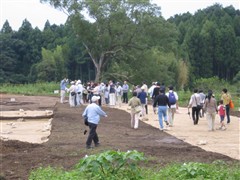 発掘現場を見学する来場者